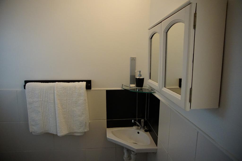 Two Door Cottage Cape Town Room photo